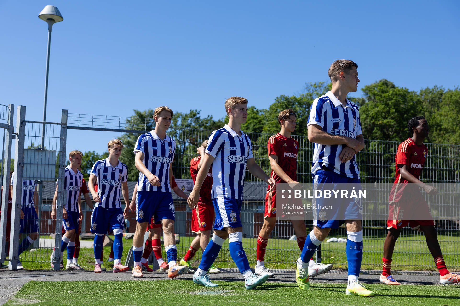 Spelarna på väg in för line up