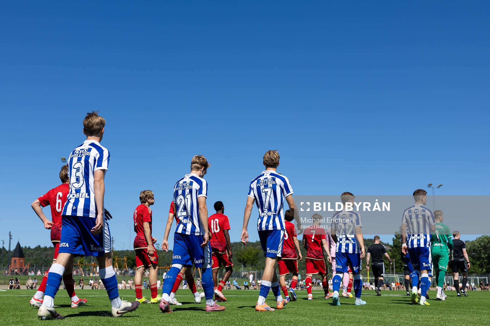 Spelarna på väg in för line up
