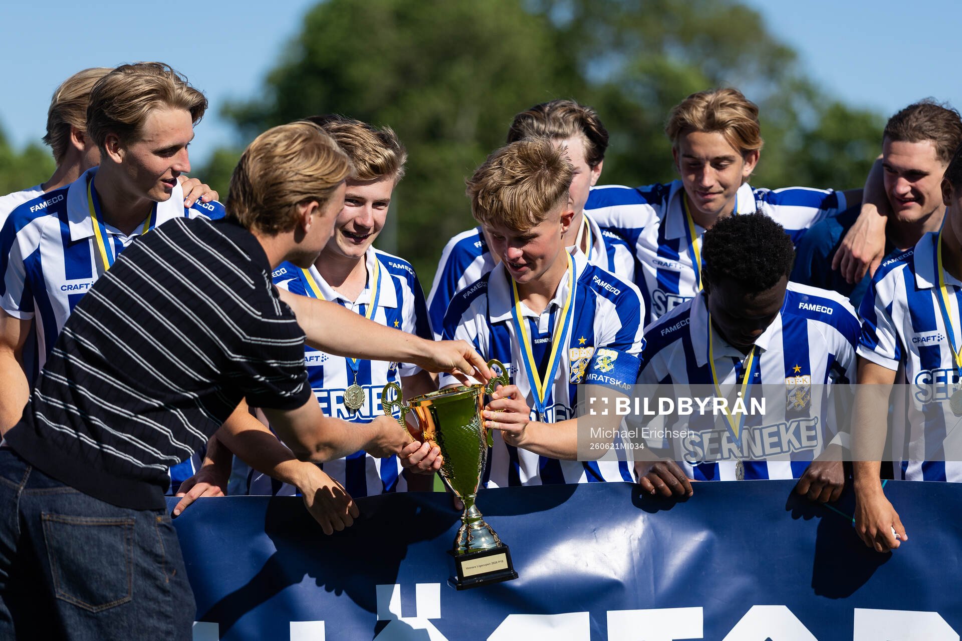 IFK Göteborgs Noah Tolf delar ut pokalen till IFK