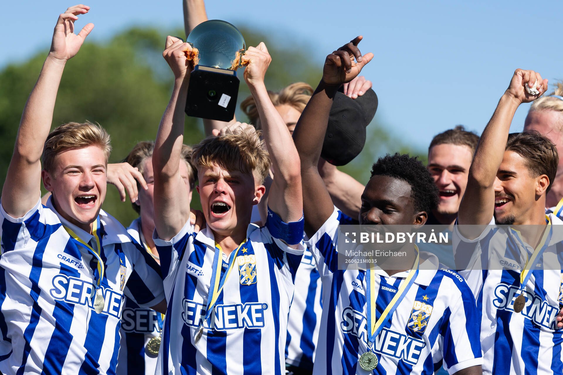 IFK Göteborgs lagkapten Edvin Nordling jublar med pokalen