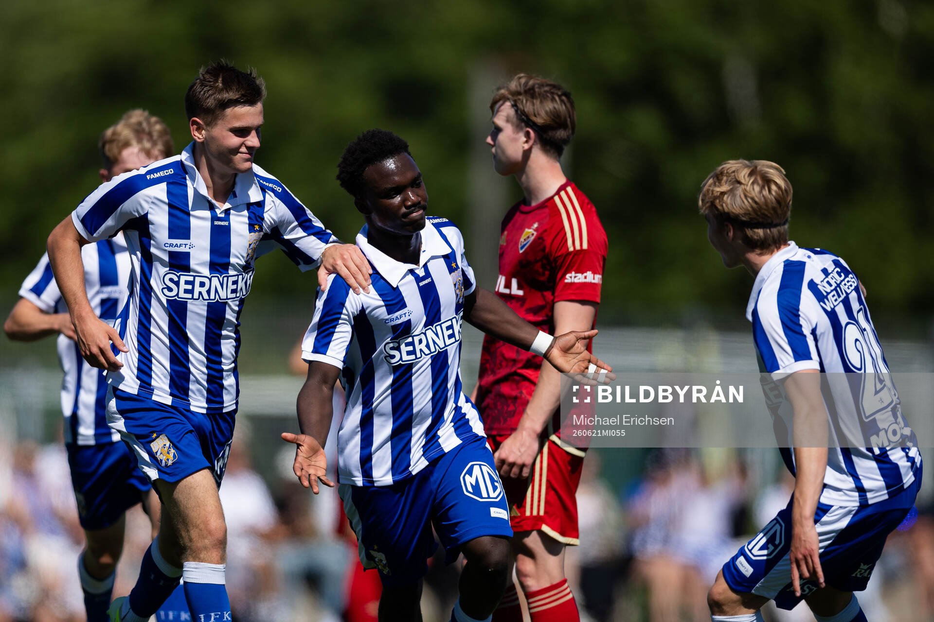 IFK Göteborgs Manasse Ange Junior Diallo jublar ihop med
