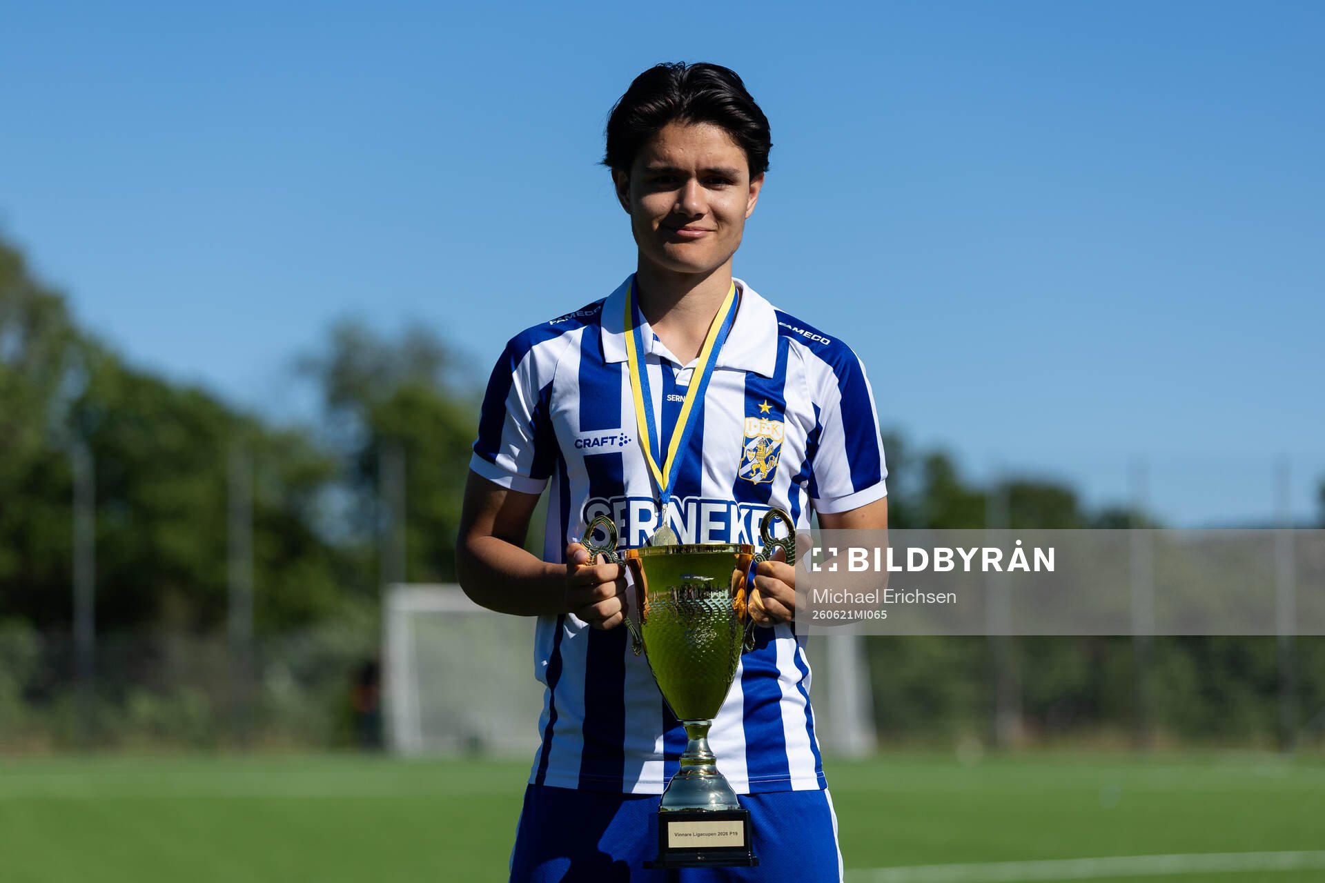 IFK Göteborgs Alexander Hovling med pokalen