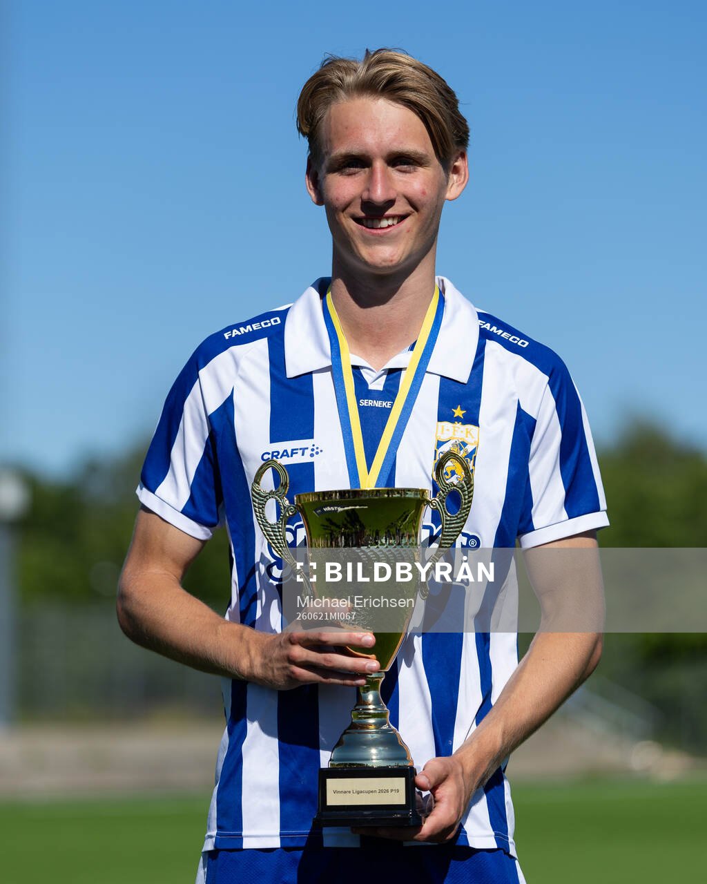 IFK Göteborgs Natanael Lundén med pokalen