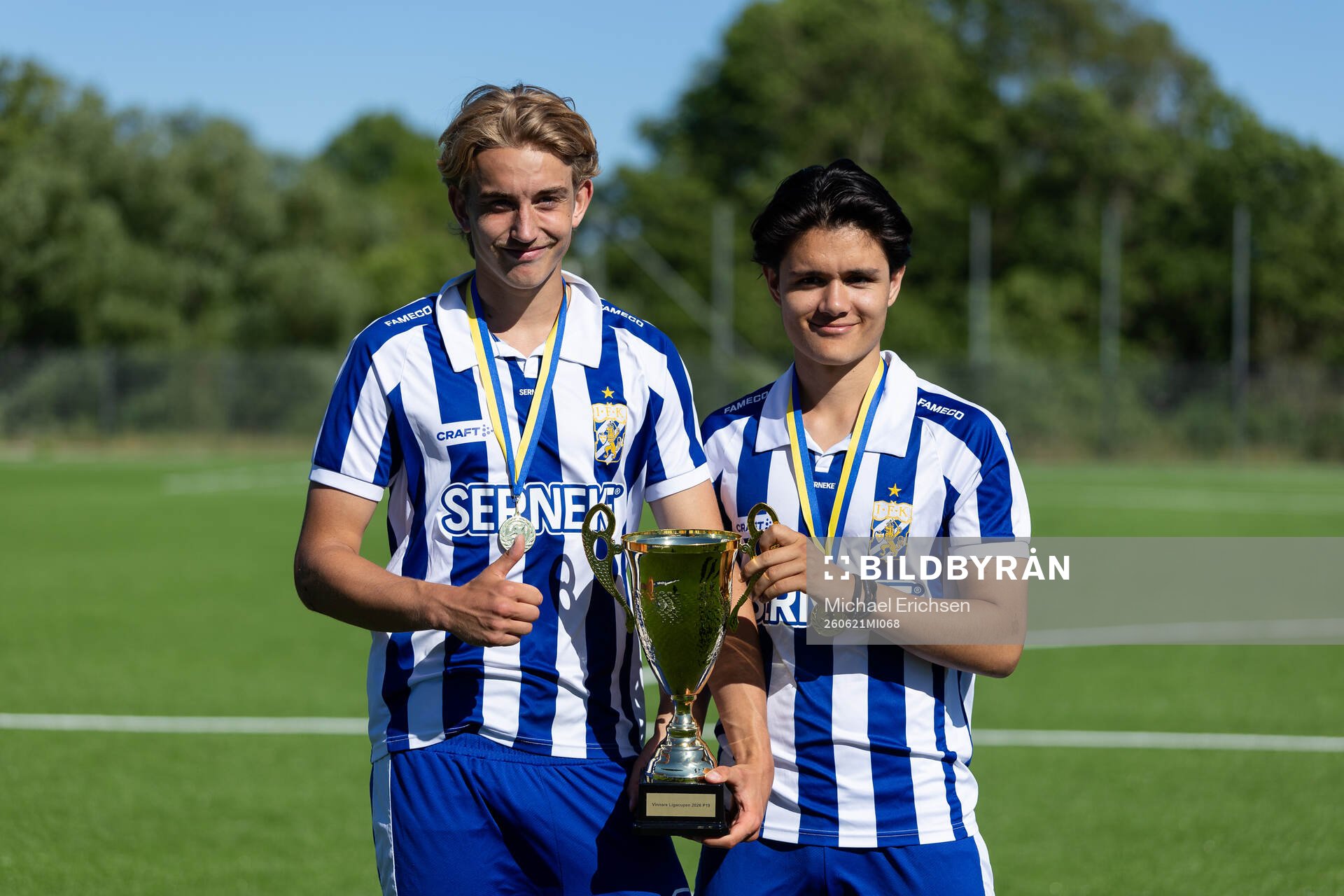 IFK Göteborgs Lias Tolf och Alexander Hovling med pokalen