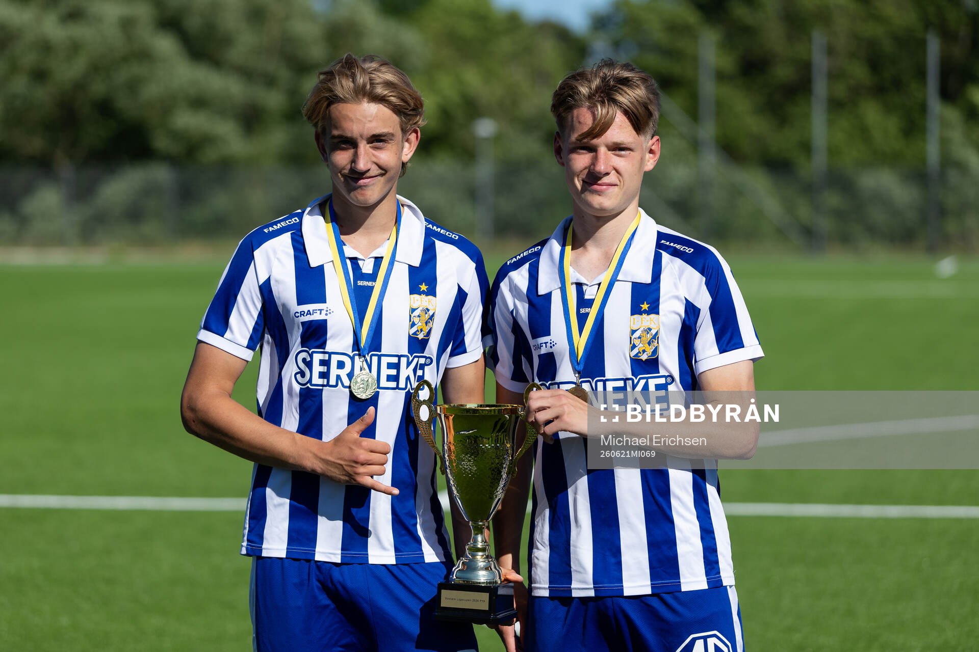 IFK Göteborgs Lias Tolf och Malte Hallingsjö med pokalen