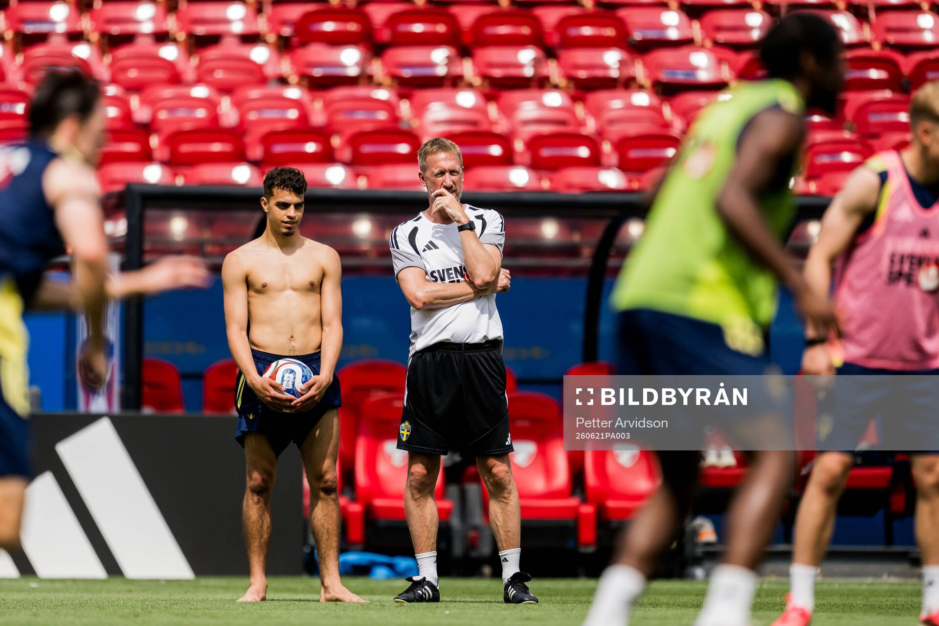 Yasin Ayari and Head coach Graham Potter of the Swedish