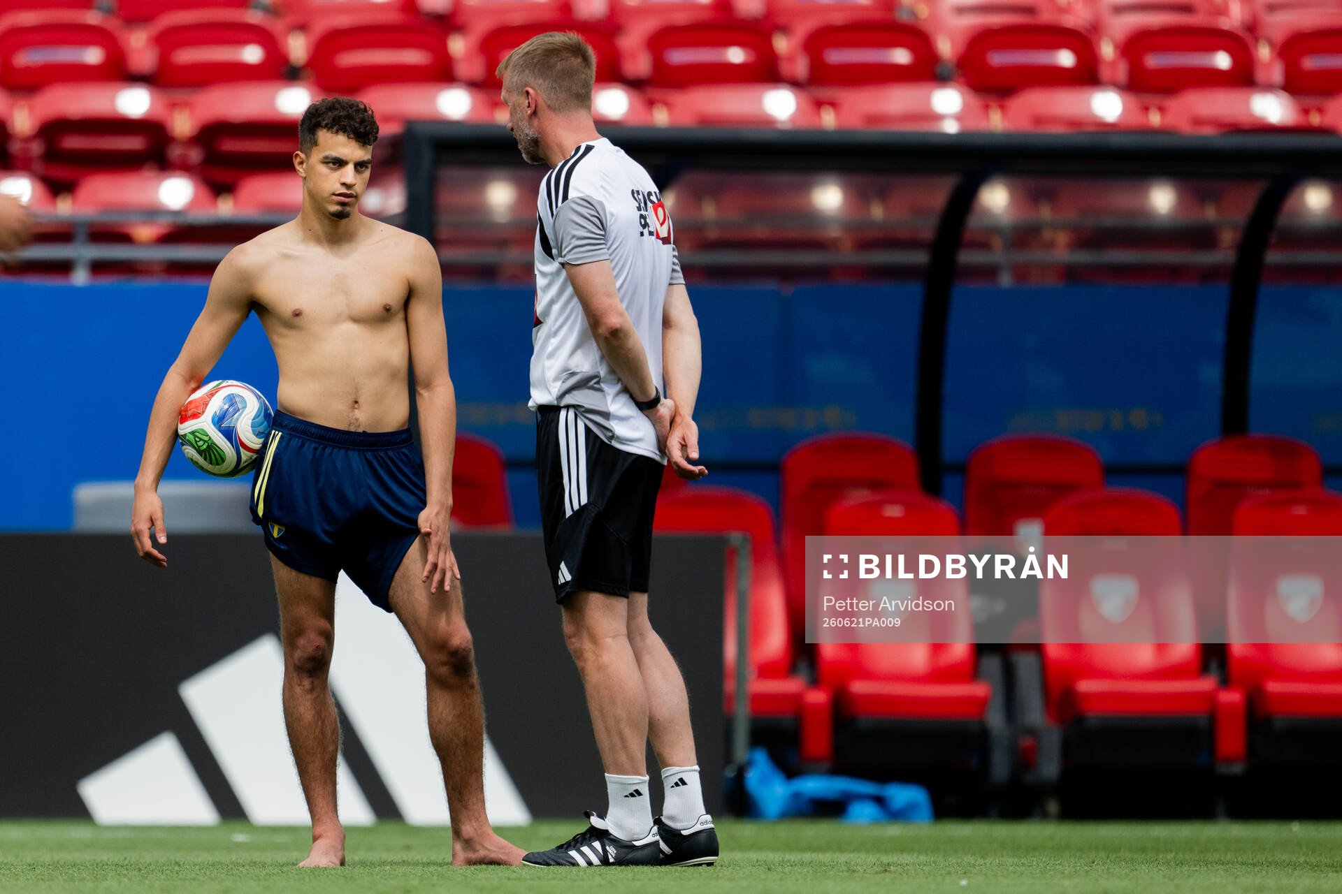 Yasin Ayari and Head coach Graham Potter of the Swedish
