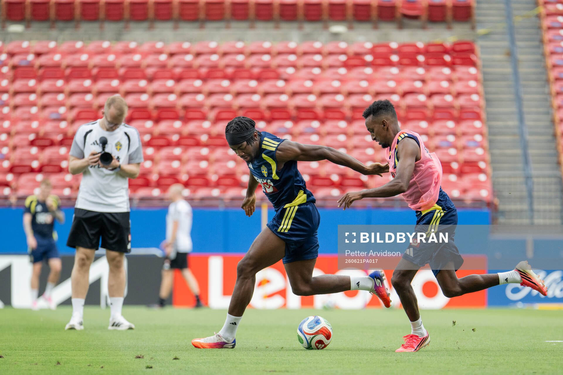 Anthony Elanga and Taha Ali of the Swedish national