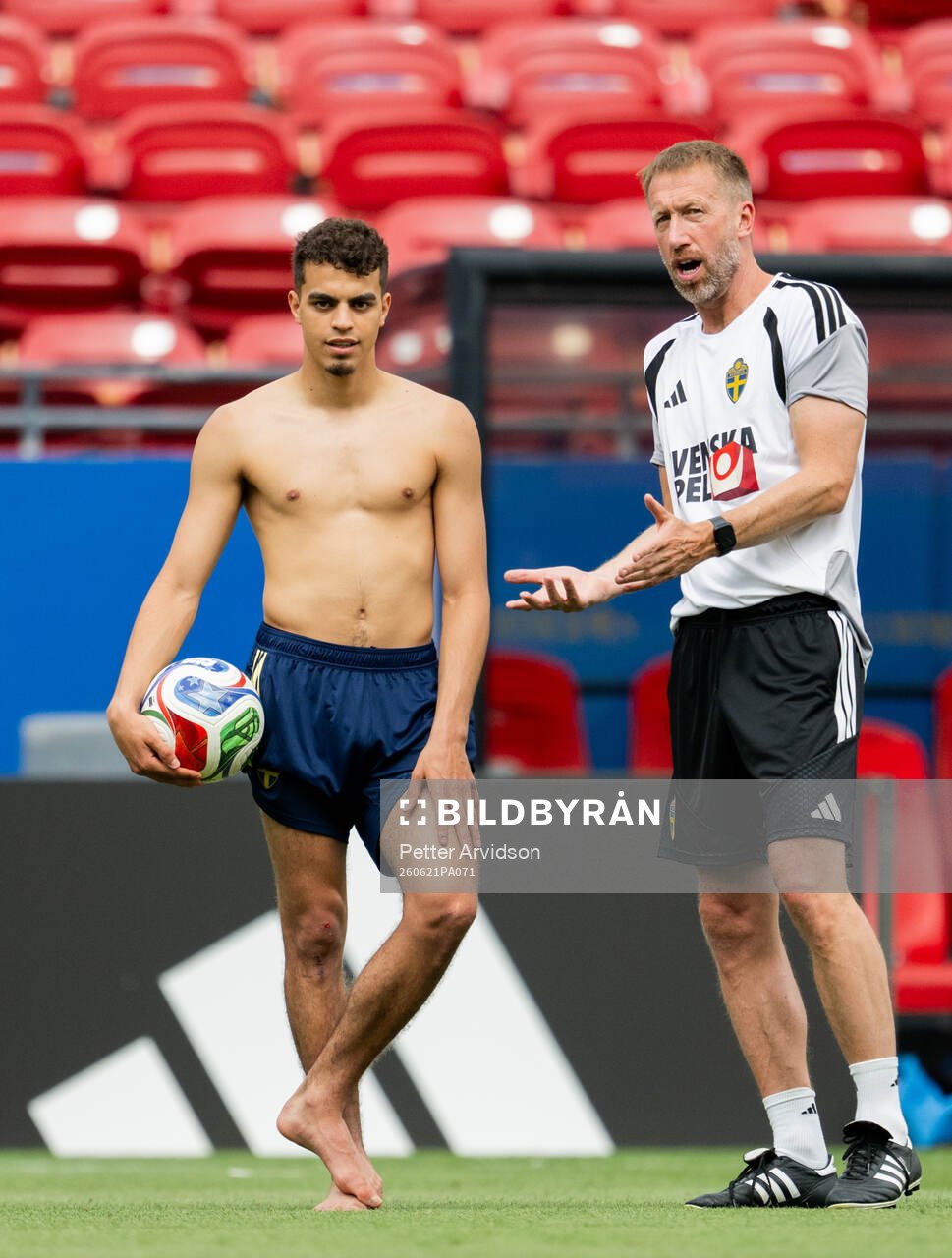 Yasin Ayari and head coach Graham Potter of the Swedish