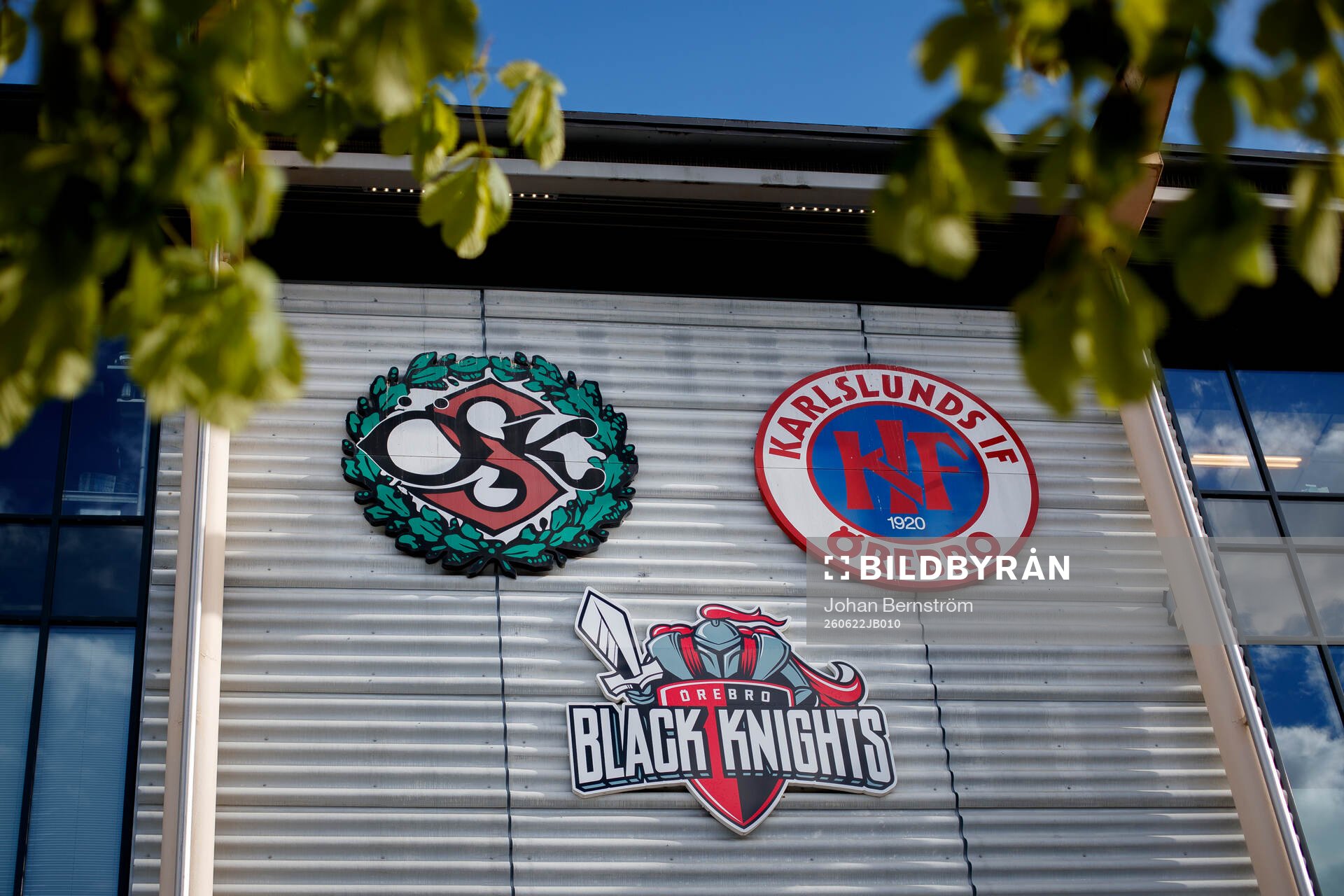 Örebro SK, Karlslund och Black Knights logotyper på Behrn
