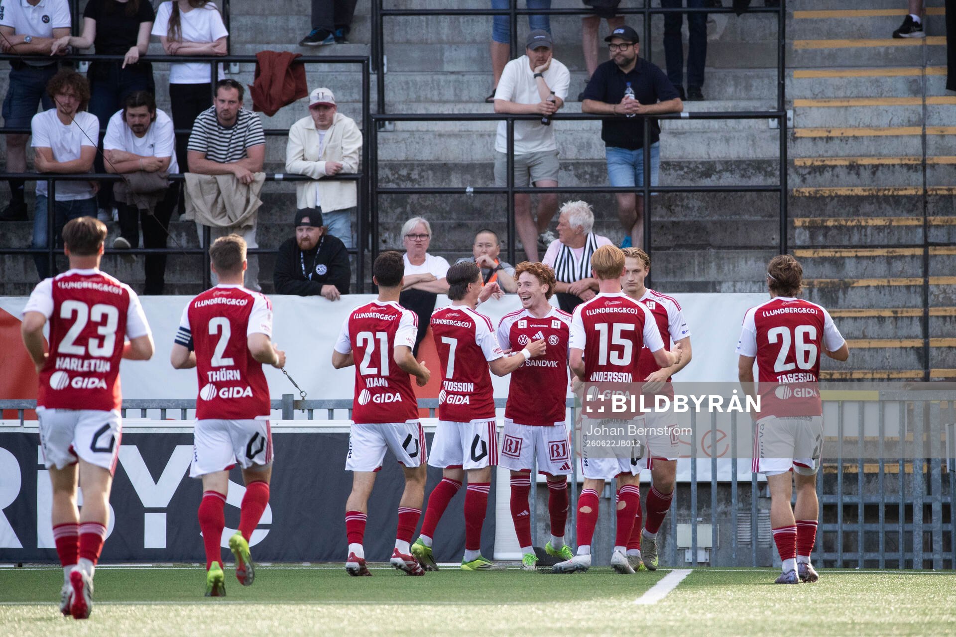 Sandvikens Alan Carleton jublar med lagkamrater