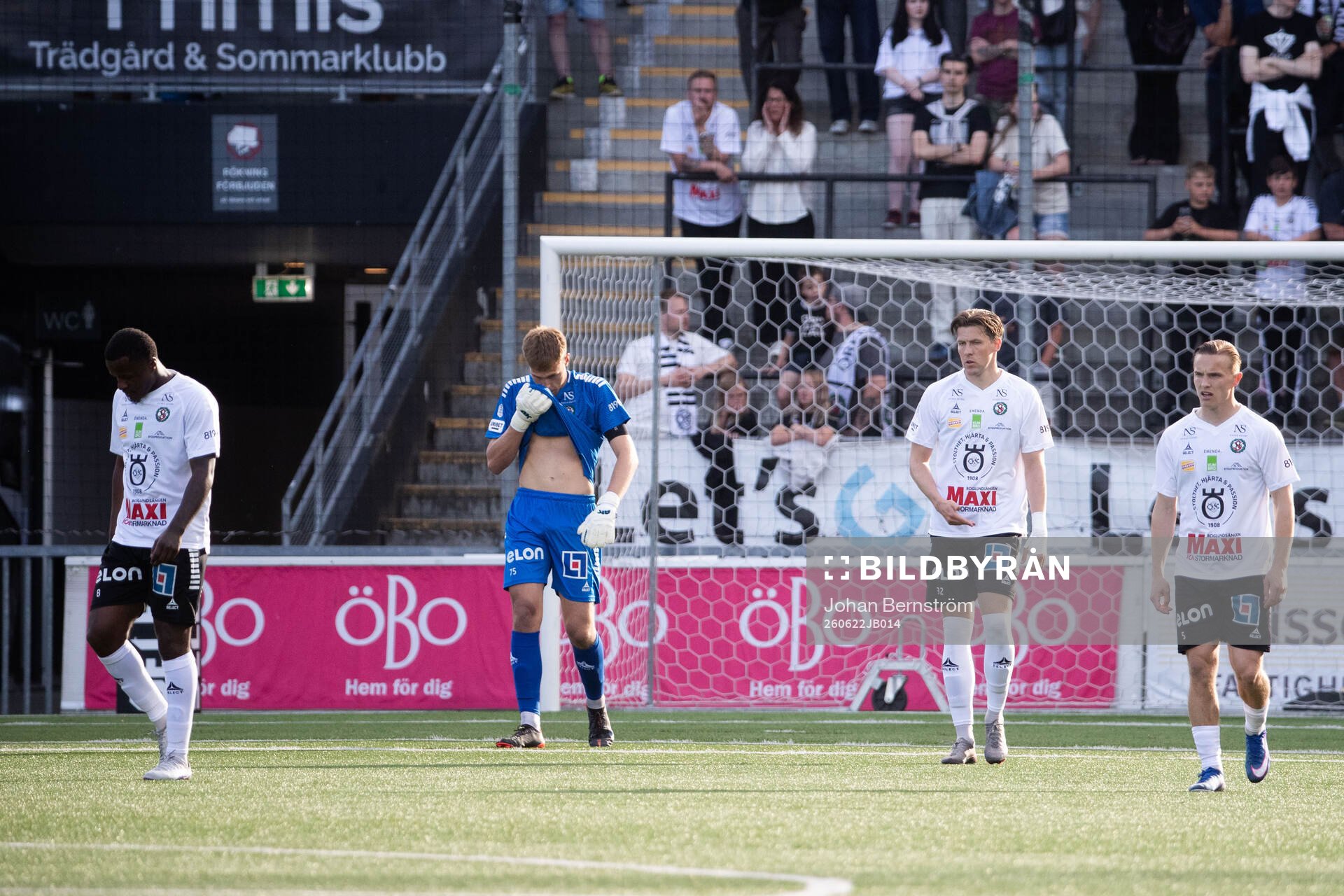 Örebros Manasse Kusu målvakt Jakub Ojrzynski, John
