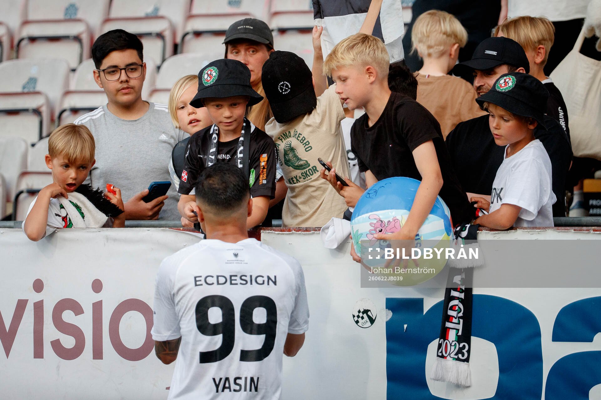 Örebros Ahmed Yasin skriver autografer
