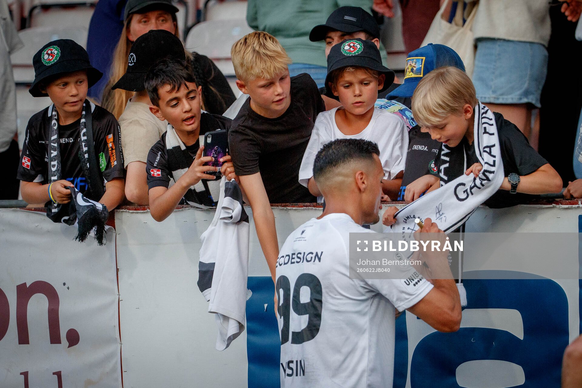 Örebros Ahmed Yasin skriver autografer