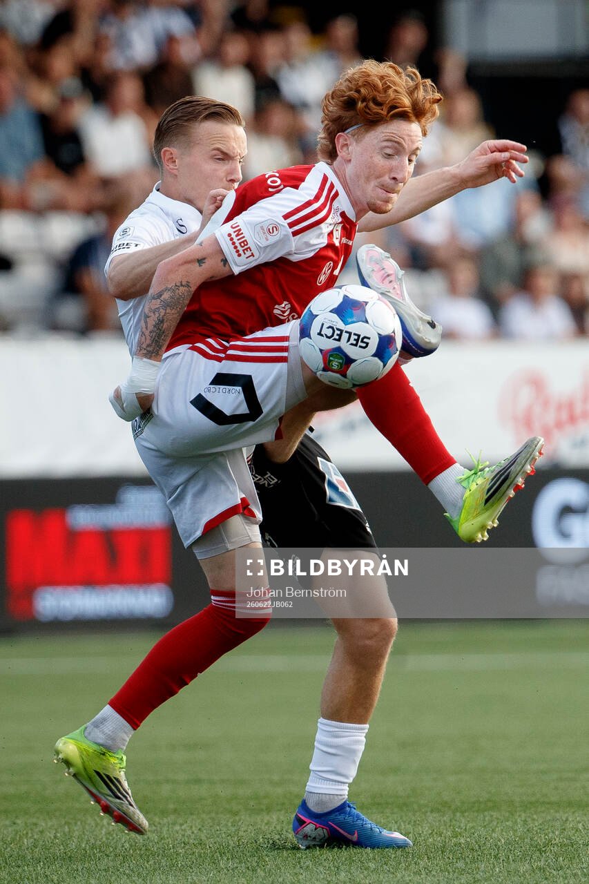 Örebros Jacob Ouro Ortmark och Sandvikens Alan Carleton