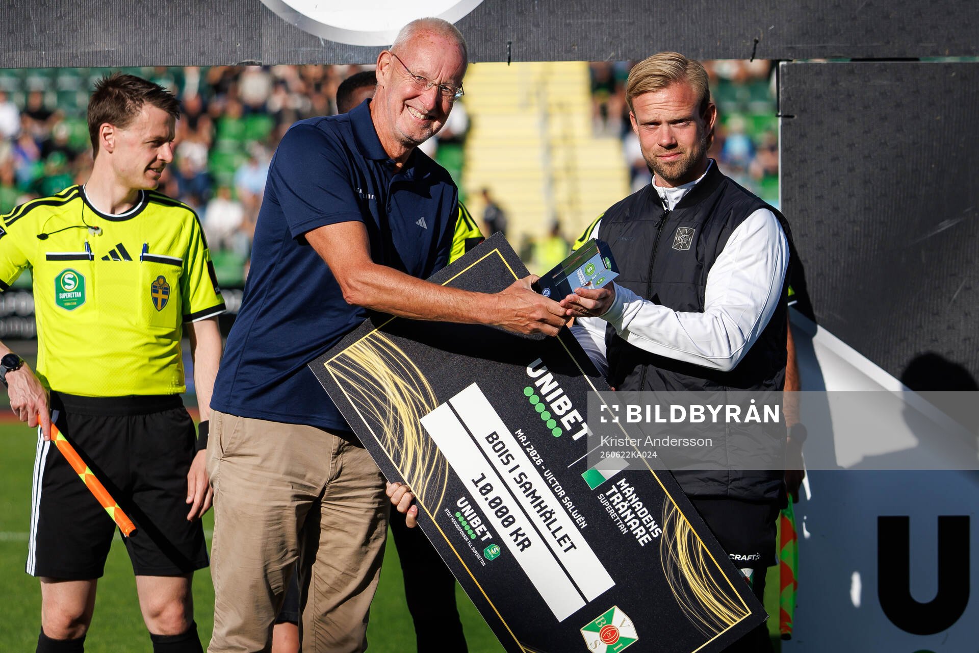 Varbergs tränare Victor Salwén tar emot pris för