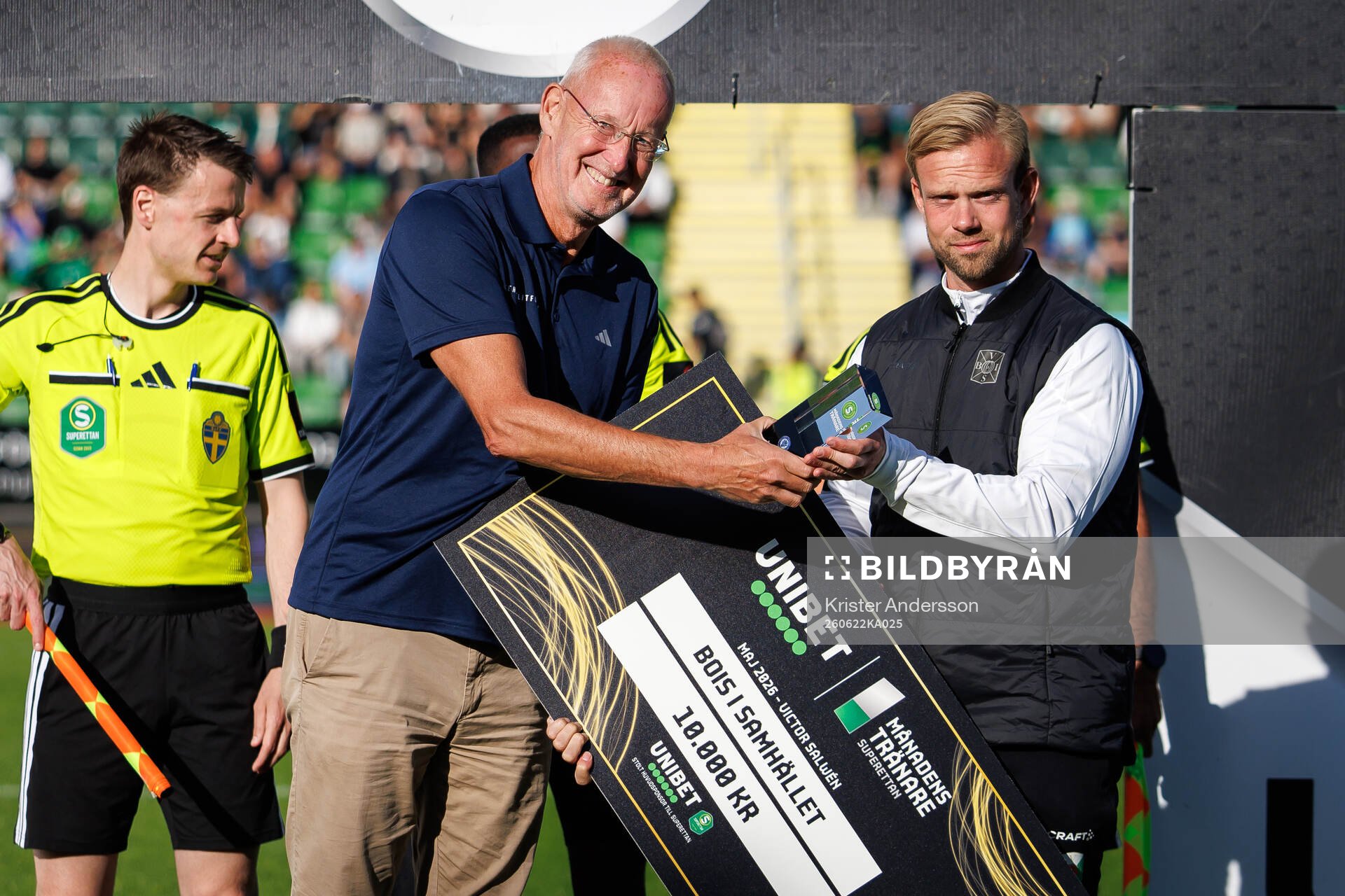 Varbergs tränare Victor Salwén tar emot pris för