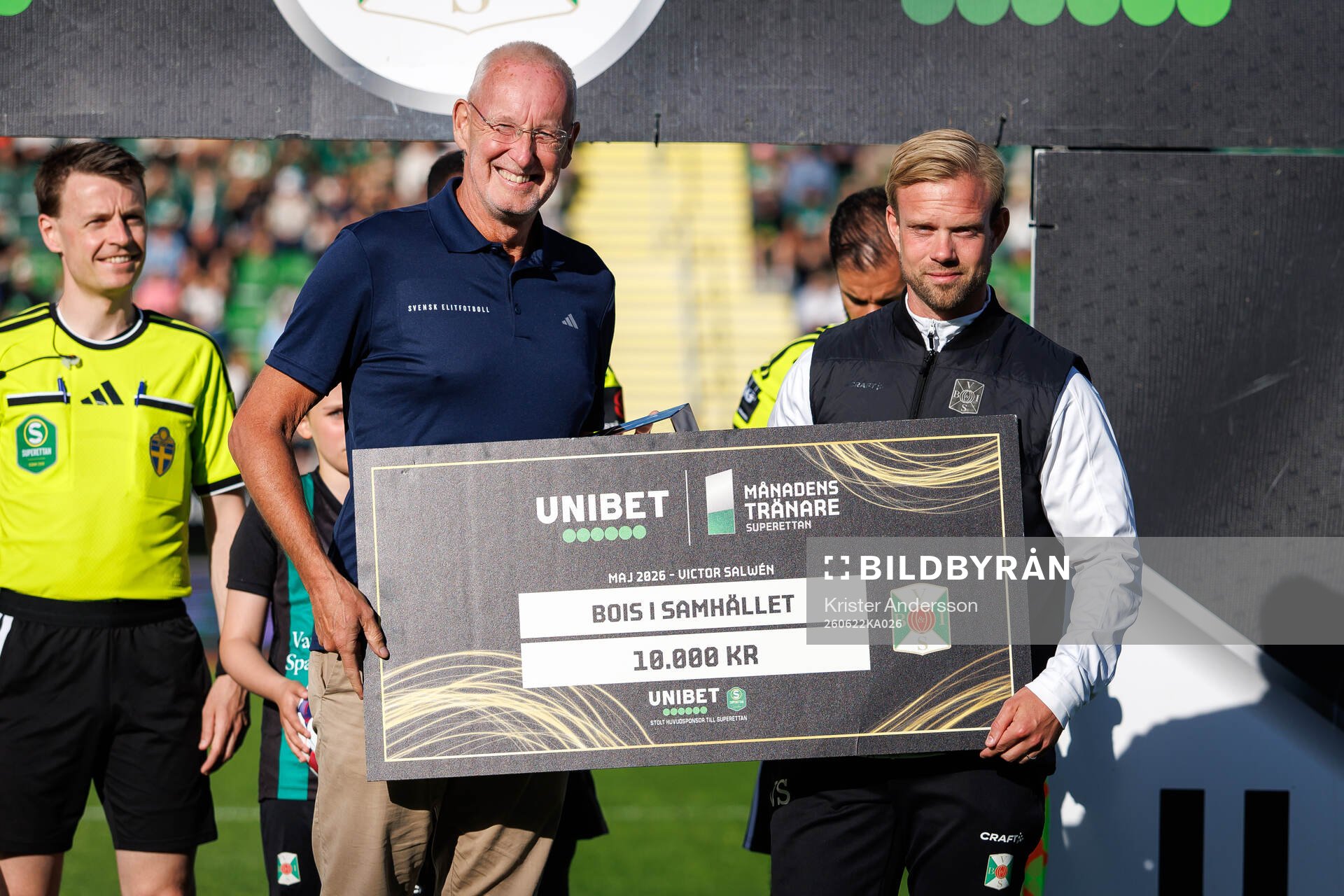 Varbergs tränare Victor Salwén tar emot pris för