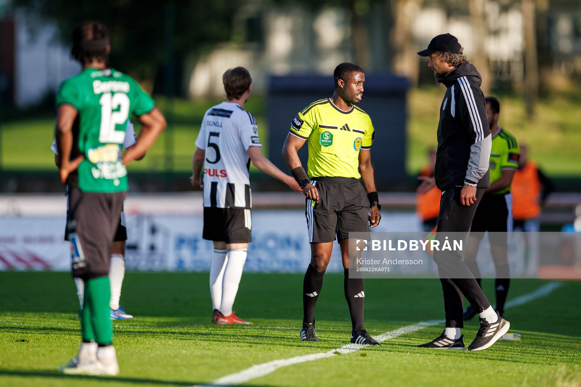 Domare Fredrik Oppong och Landskronas tränare Robin