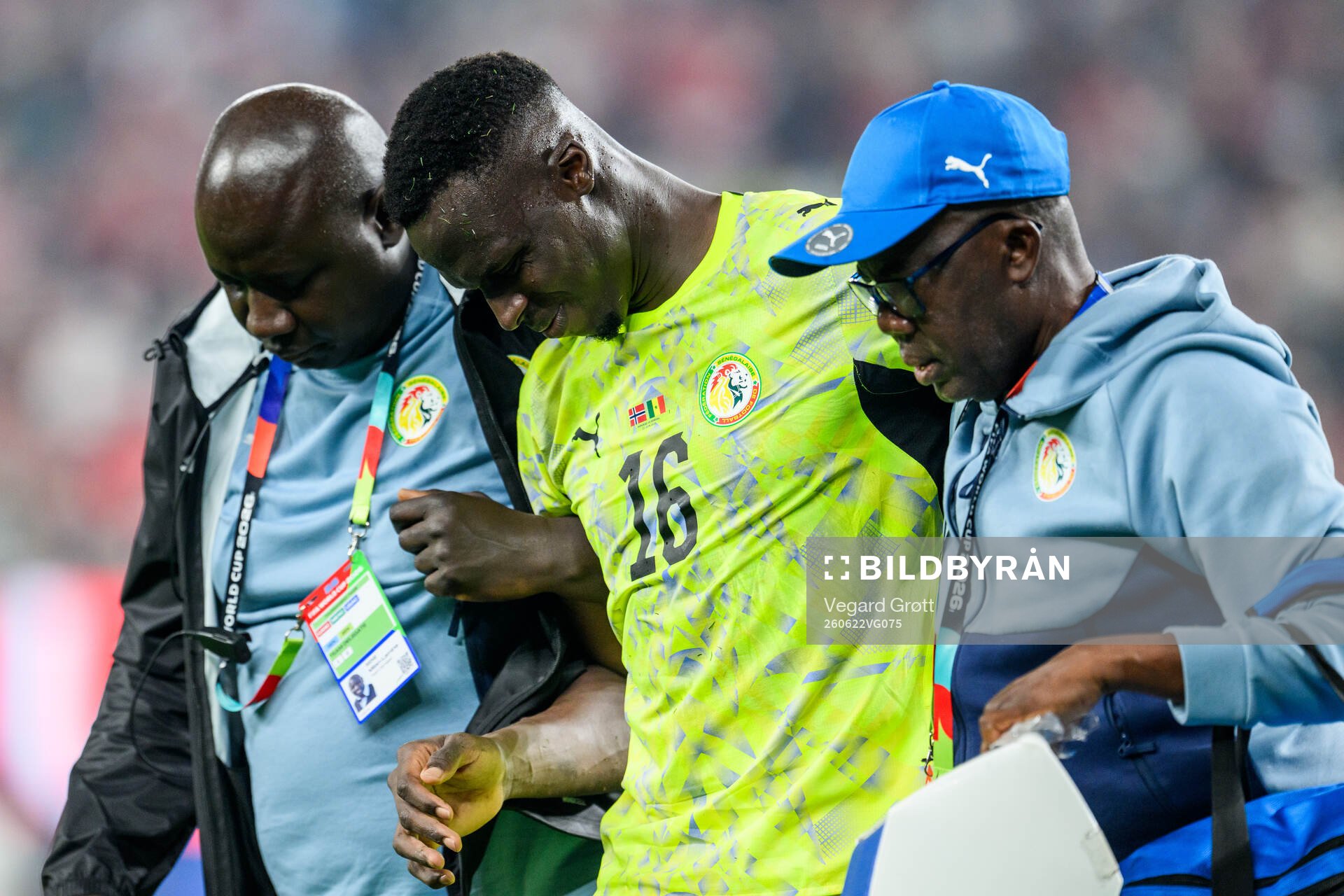 goalkeeper Edouard Mendy of Senegal in pain