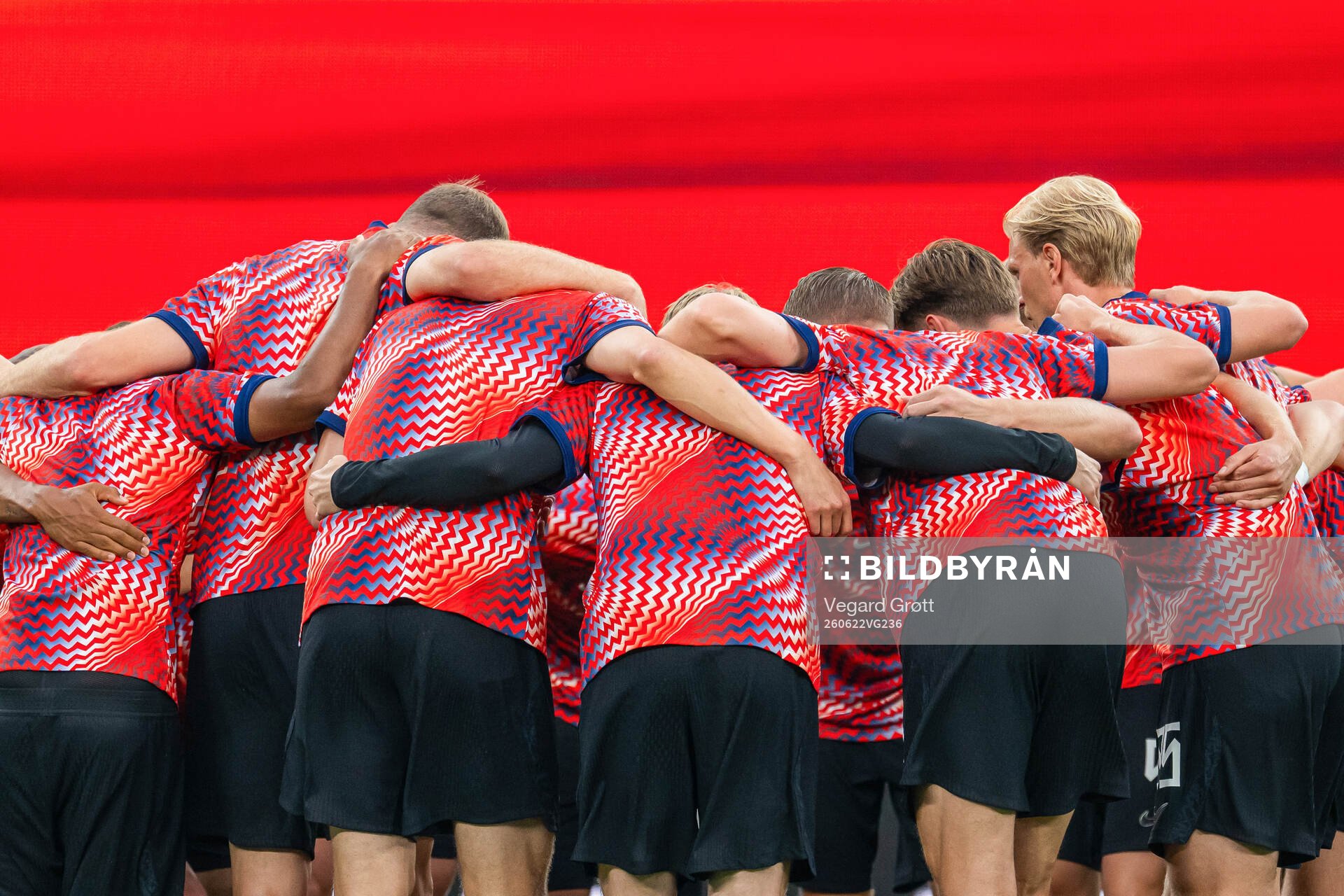 Players of Norway gather in a circle
