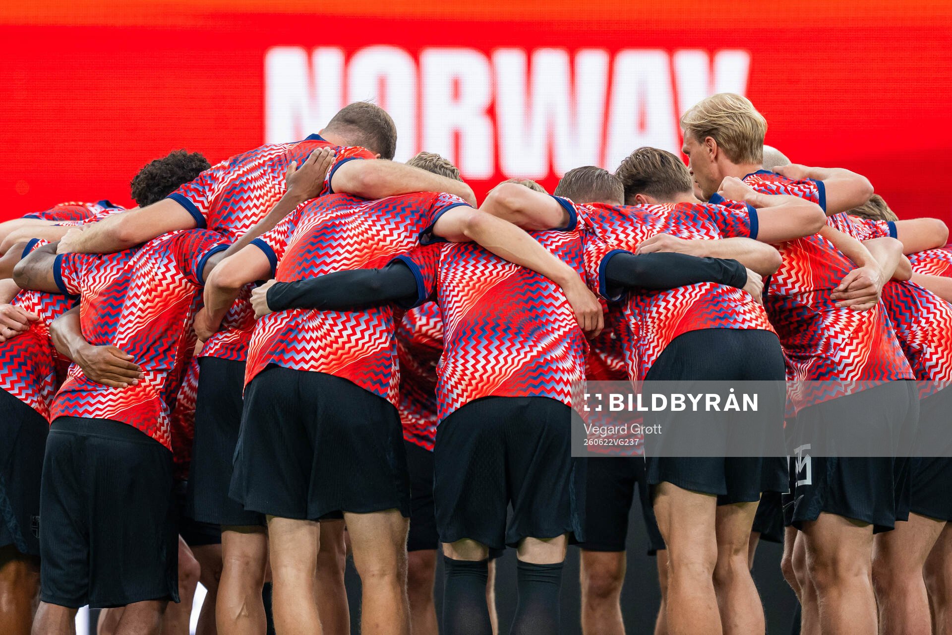 Players of Norway gather in a circle