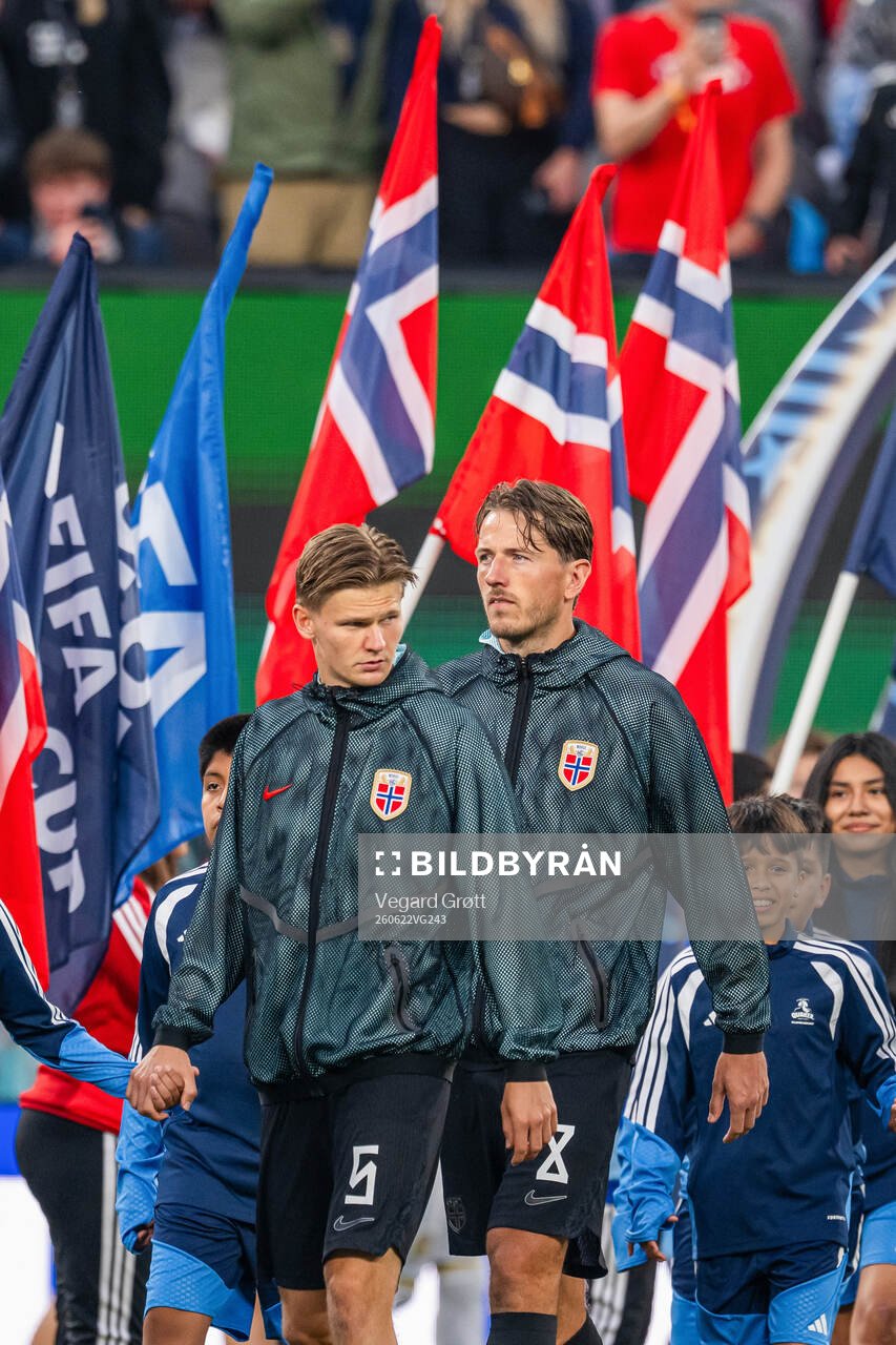 David Møller Wolfe and Sander Berge of Norway enter the