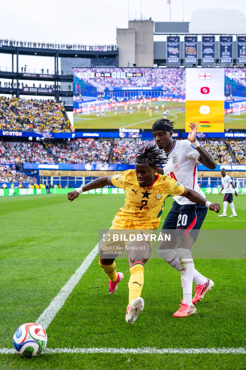Fatawu Issahaku of Ghana and Noni Madueke of England