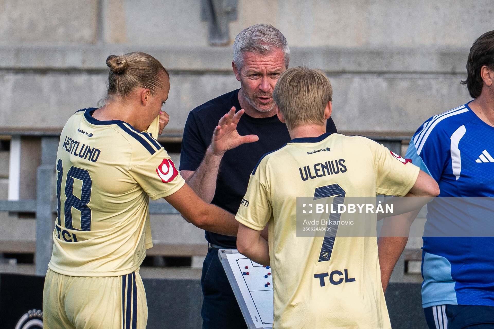 Djurgårdens tränare Willie Kirk med Olivia Ulenius och
