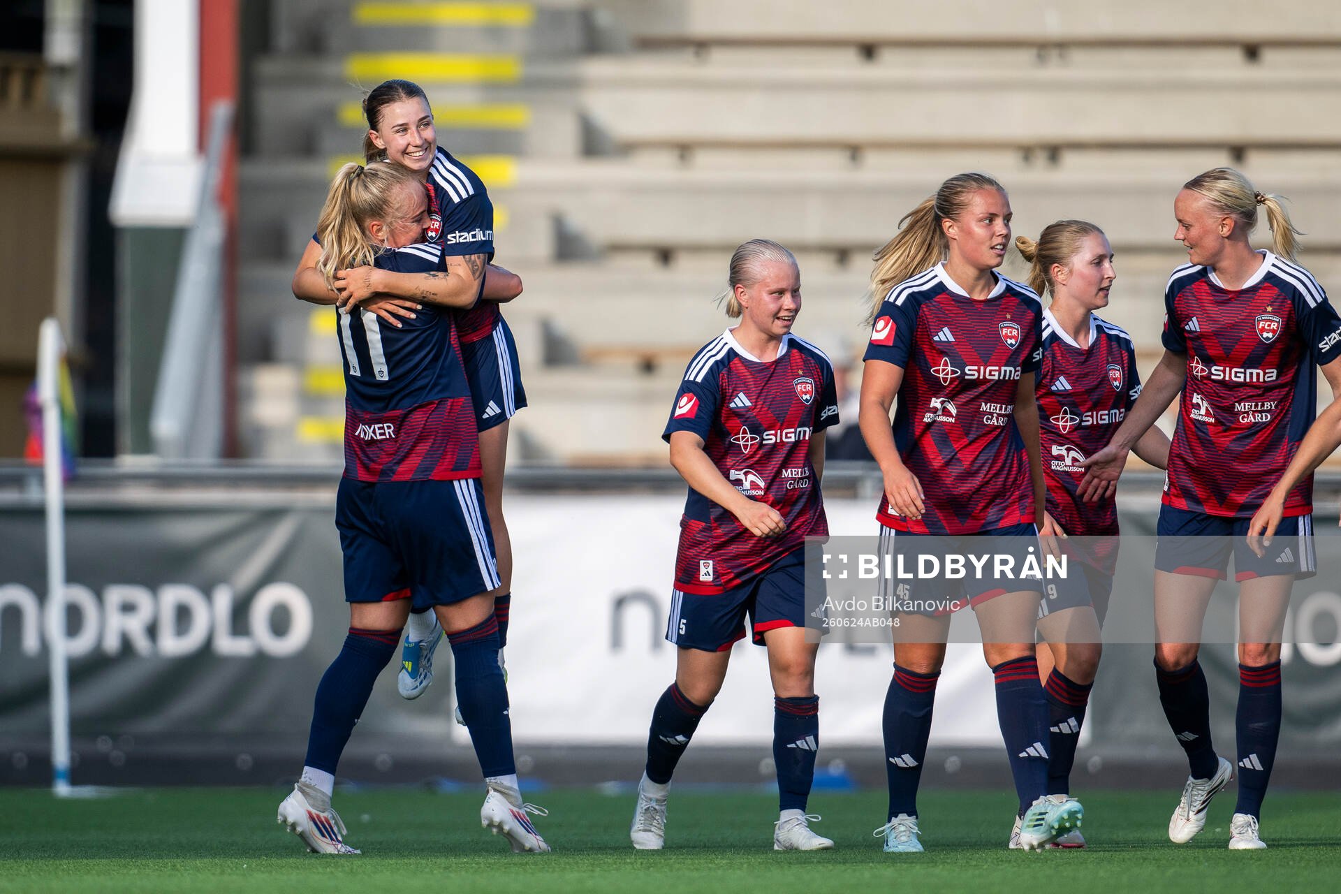 Rosengårds Molly Johansson och Anastasiya Pabiahaila jublar