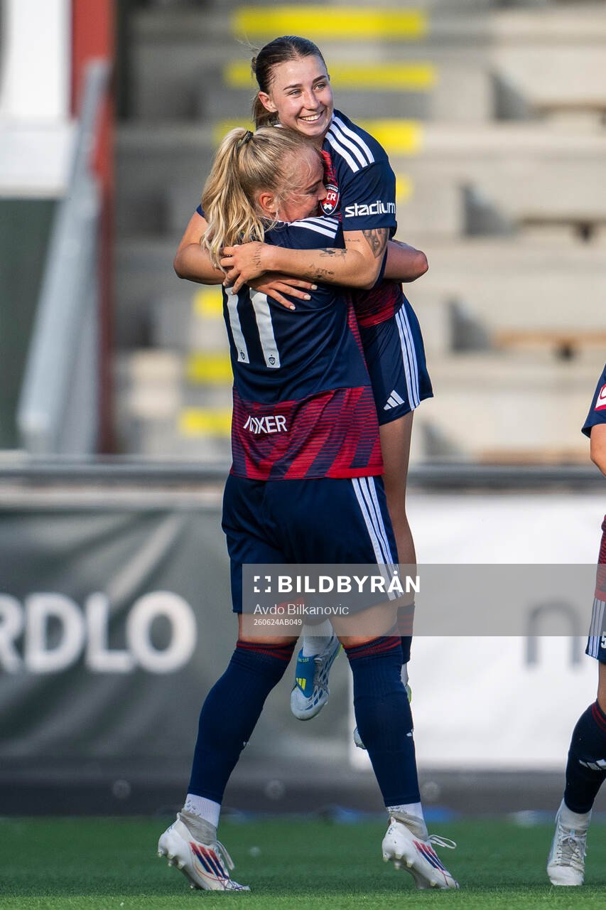 Rosengårds Molly Johansson och Anastasiya Pabiahaila jublar