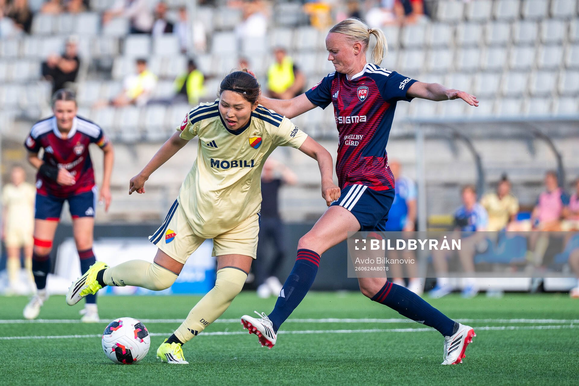 Rosengårds Emma Pennsäter och Djurgårdens Maho Hirosawa