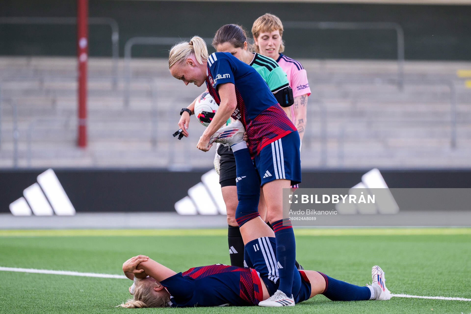 Rosengårds Emma Pennsäter hjälper Molly Johansson