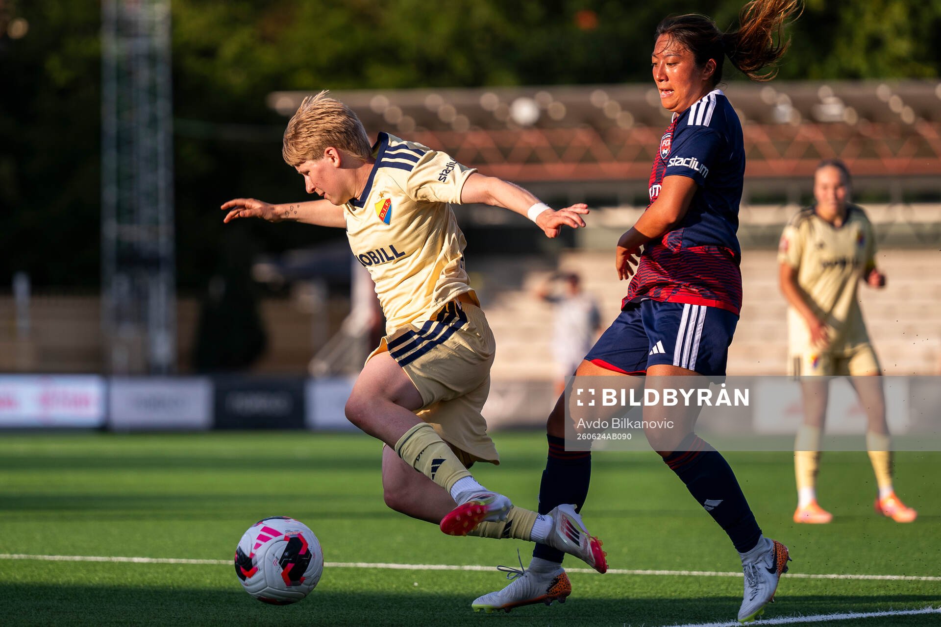 Rosengårds Ran Iwai fäller Djurgårdens Olivia Ulenius