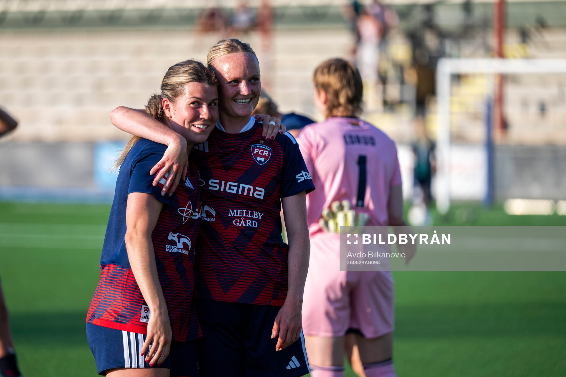 Rosengårds Amanda West och Emma Pennsäter jublar