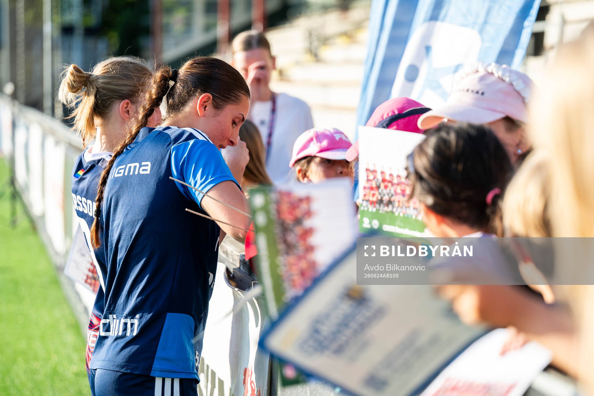 Rosengårds Filippa Sjöström skriver autografer