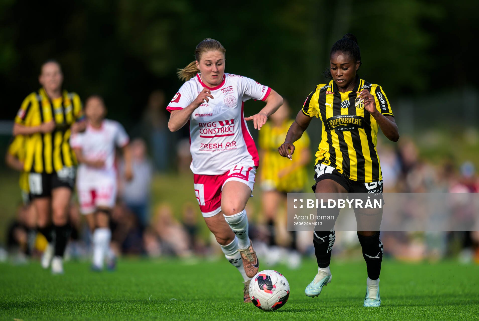 IK Uppsalas Ebba Ronquist och Häckens Monica Jusu Bah