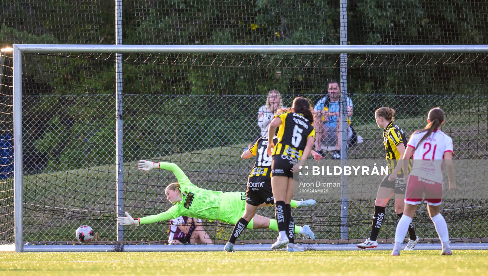 IK Uppsalas Stina Leffler och Häckens målvakt Fanney Inga