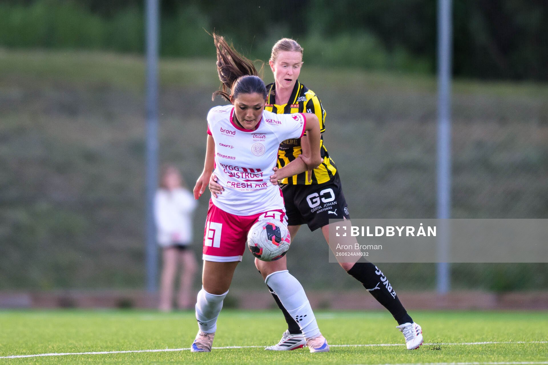 IK Uppsalas Amelia Olofsson och Häckens Emma Östlund
