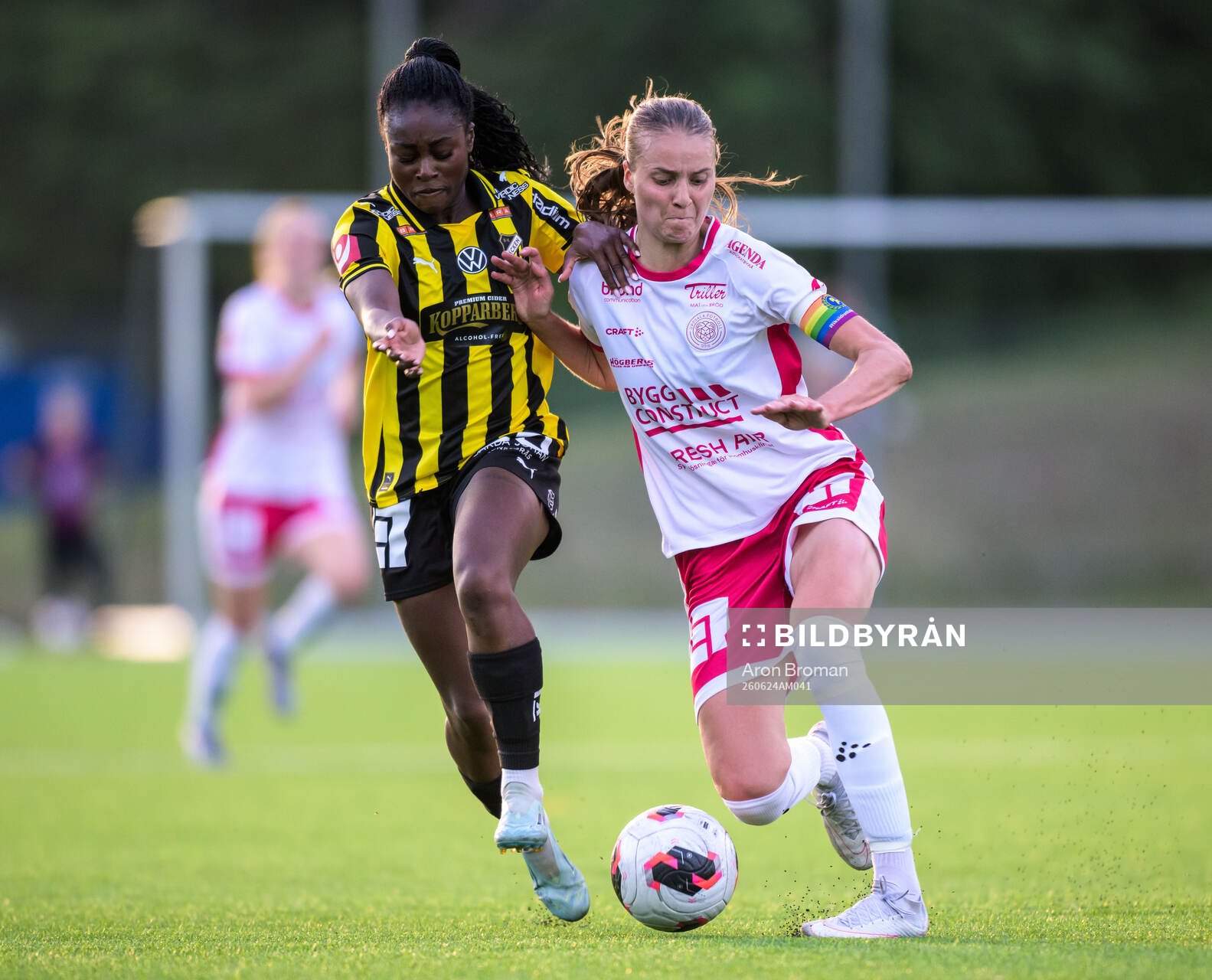 Häckens Monica Jusu Bah och IK Uppsalas Julia Ragnarsson