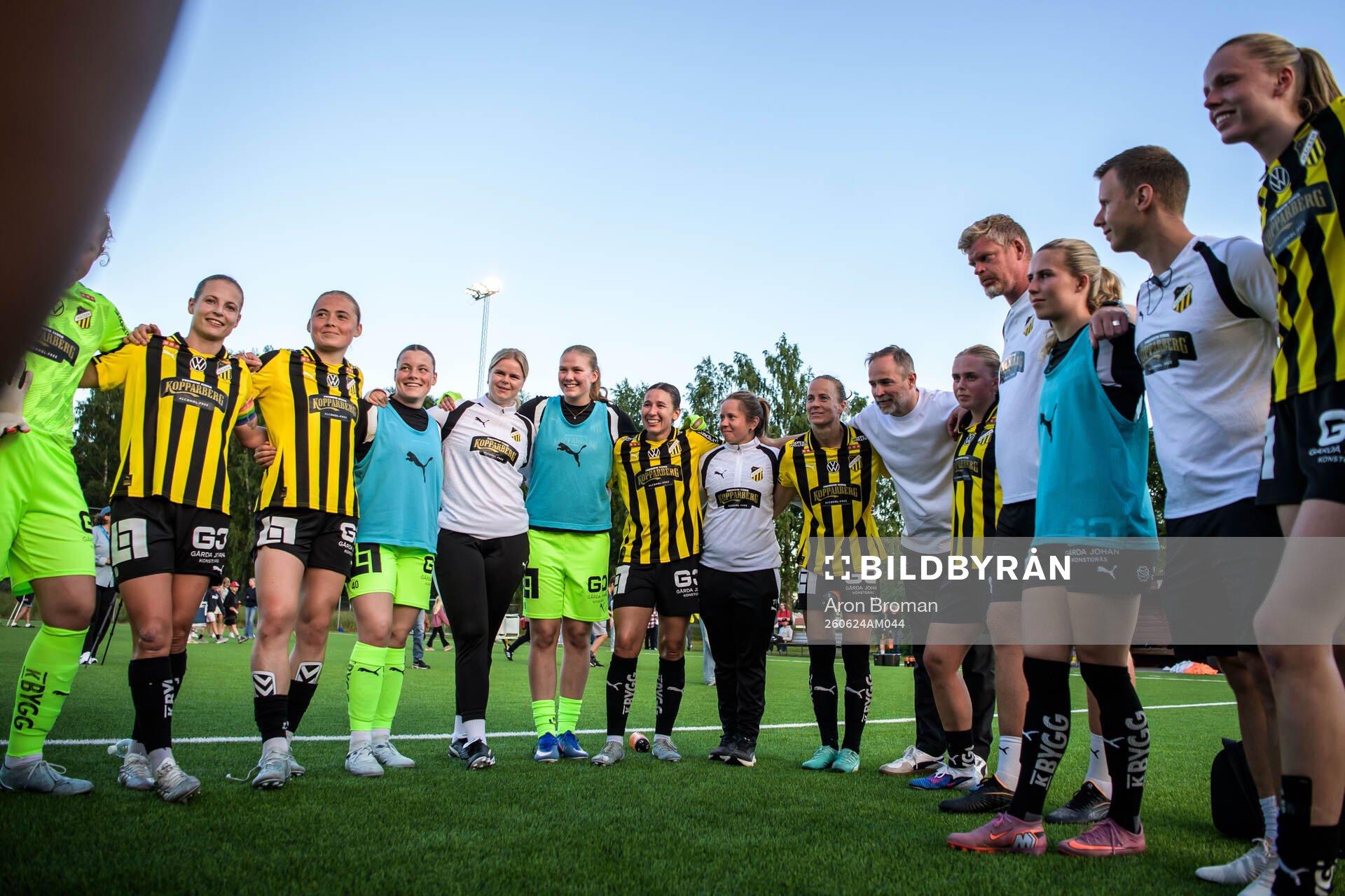Häckens spelare jublar