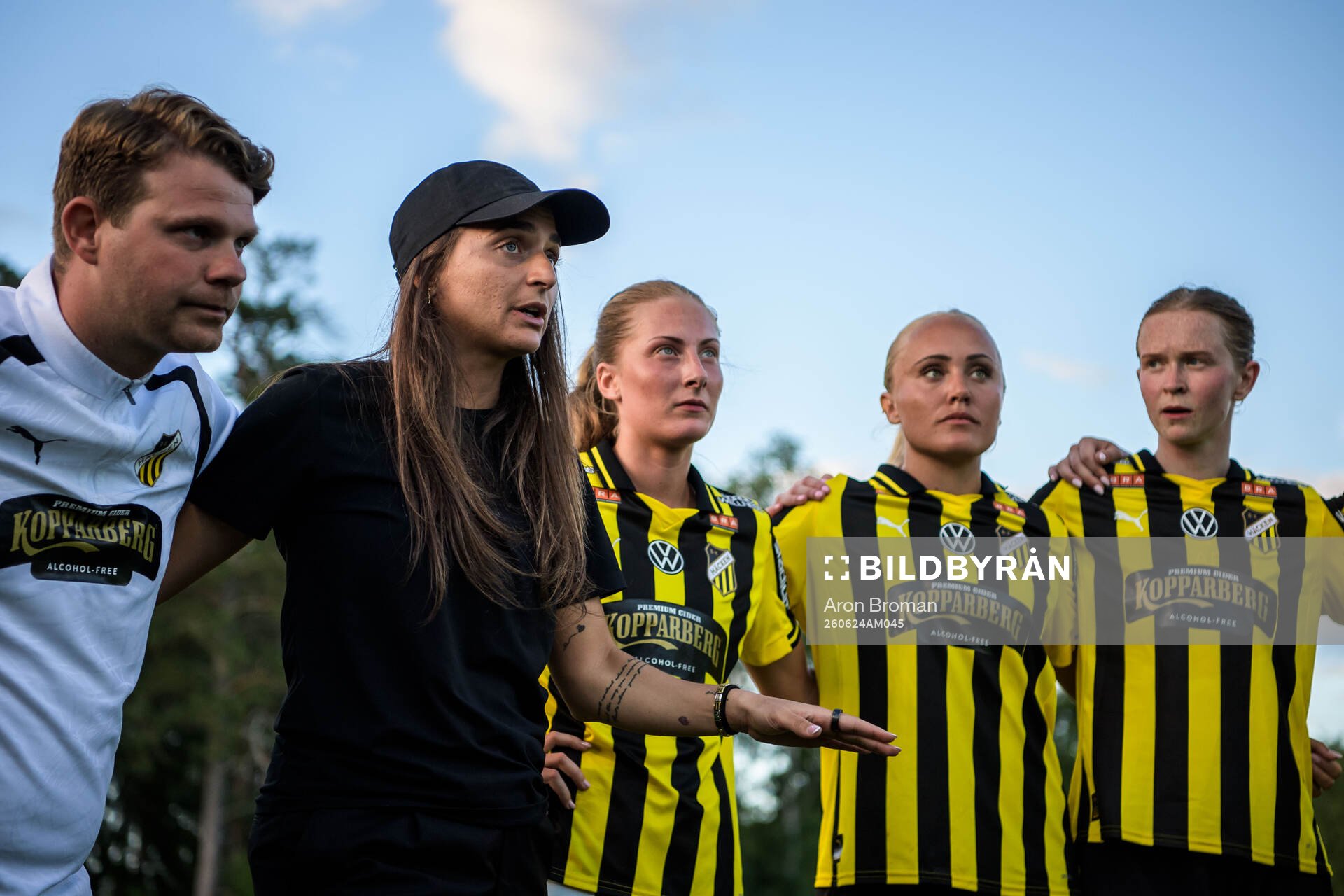 Häckens tränare Elena Sadiku jublar