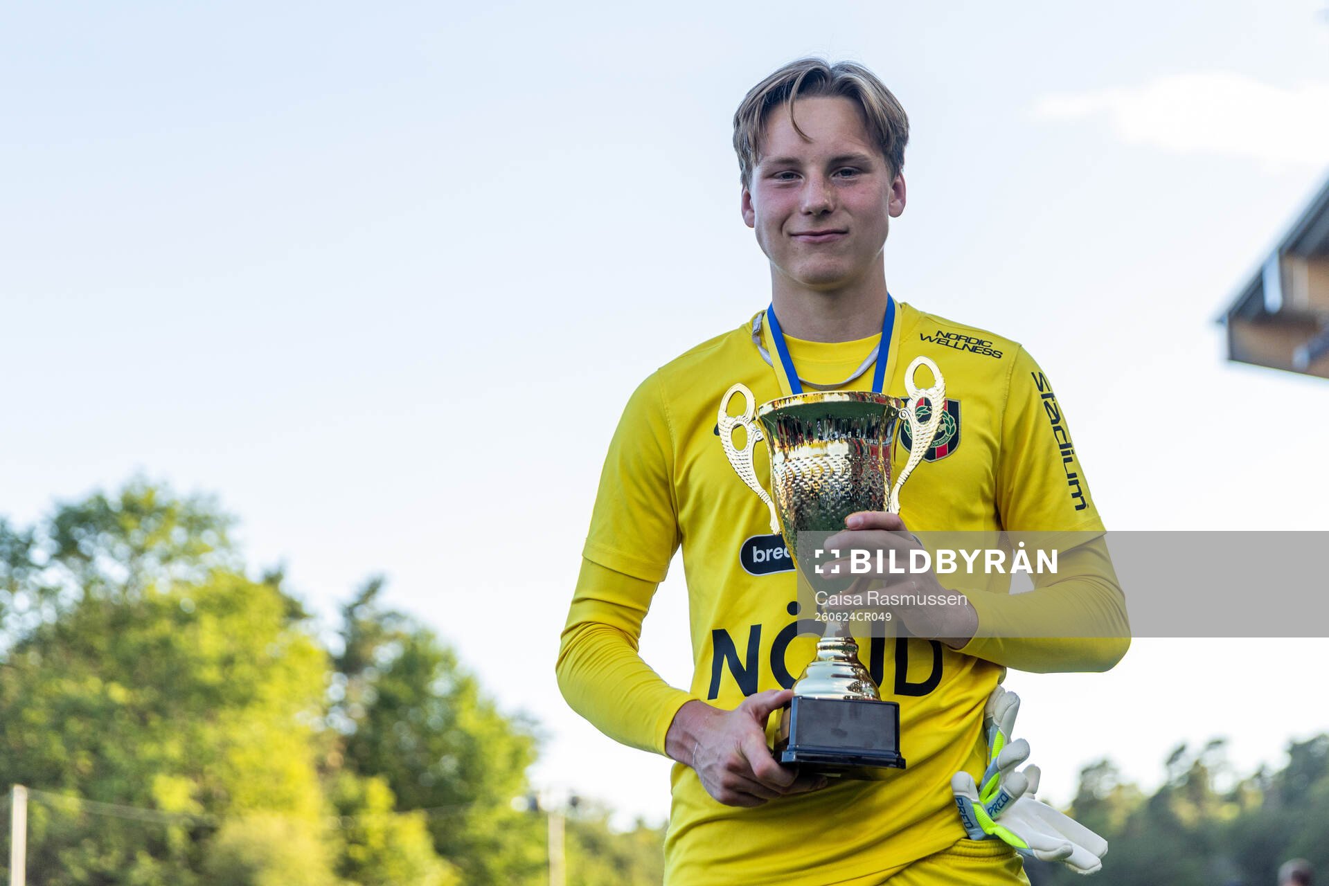Brommapojkarnas Vincent Arnström med pokalen finalen i