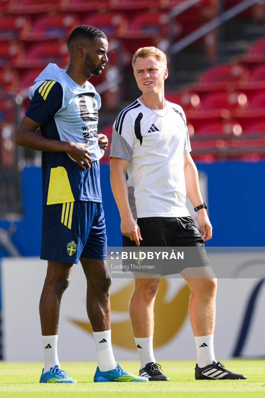 Alexander Isak and Olle Ekman, performance manager of the