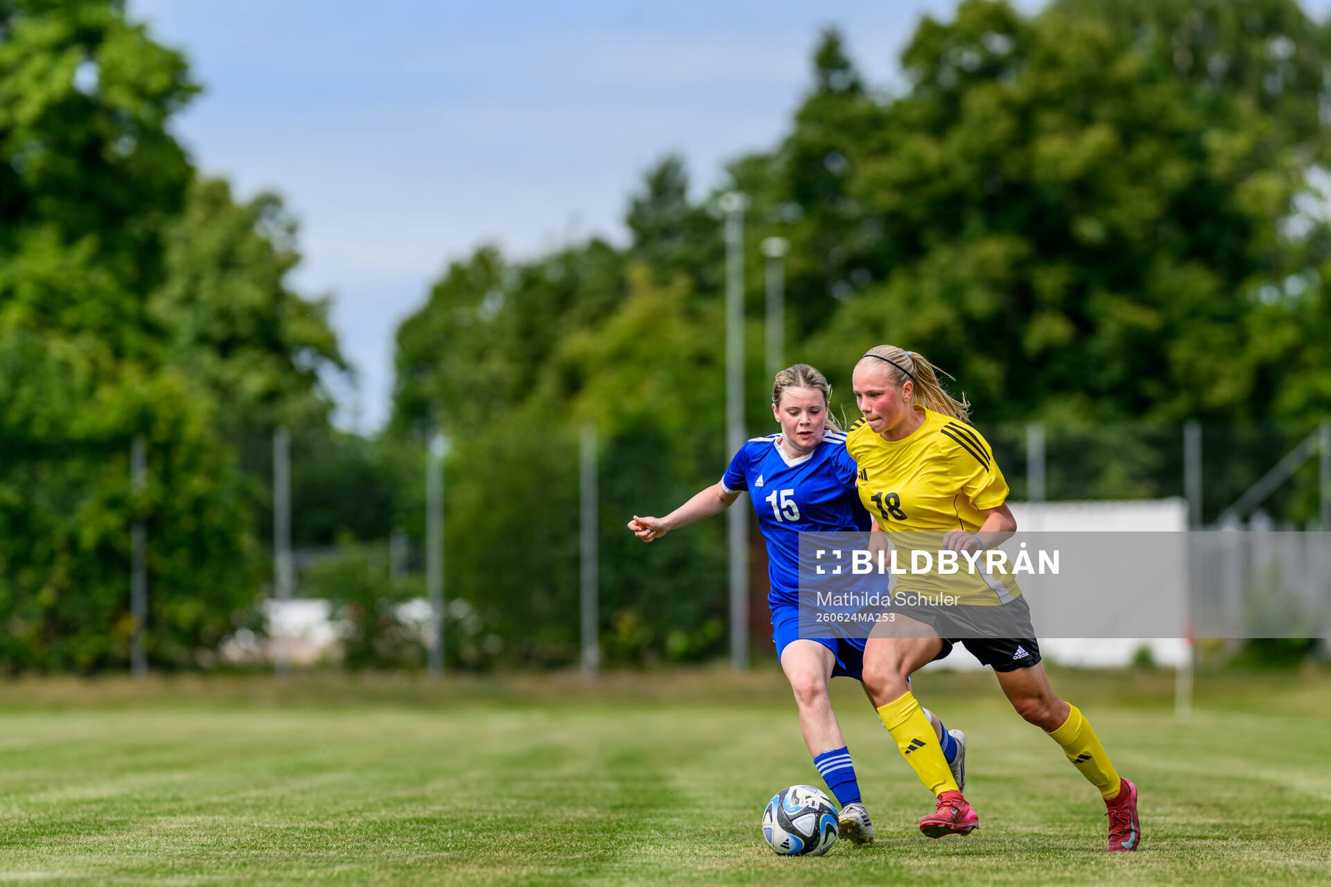 Ester Hedström, Morön BK och Thea Wigren, IFK Lidingö FK