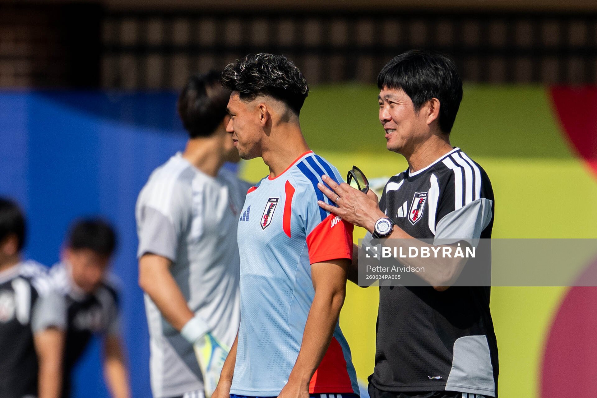 Kento Shiogai and head coach Hajime Moriyasu of the