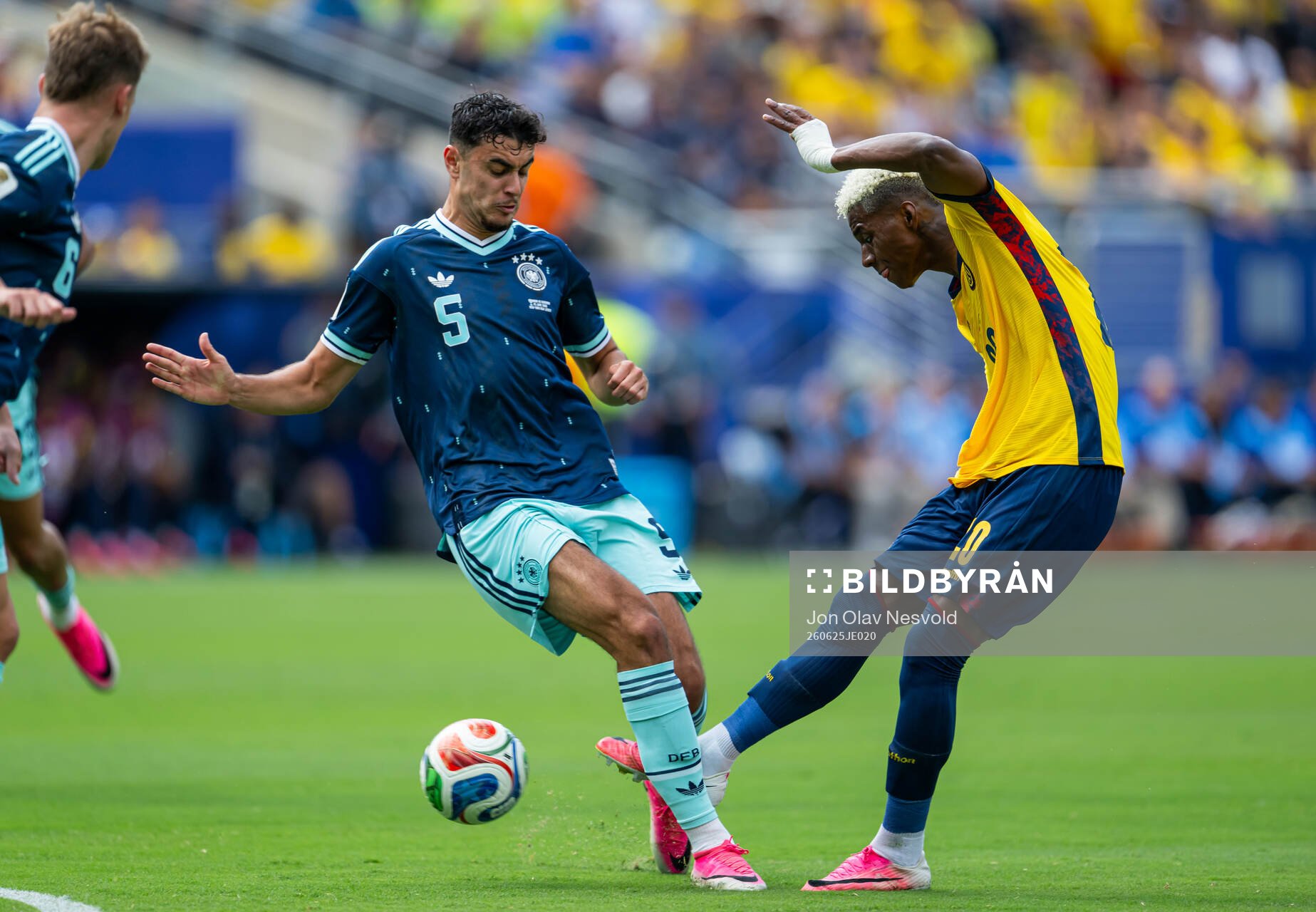 Nilson Angulo of Ecuador scores the 1-1 goal
