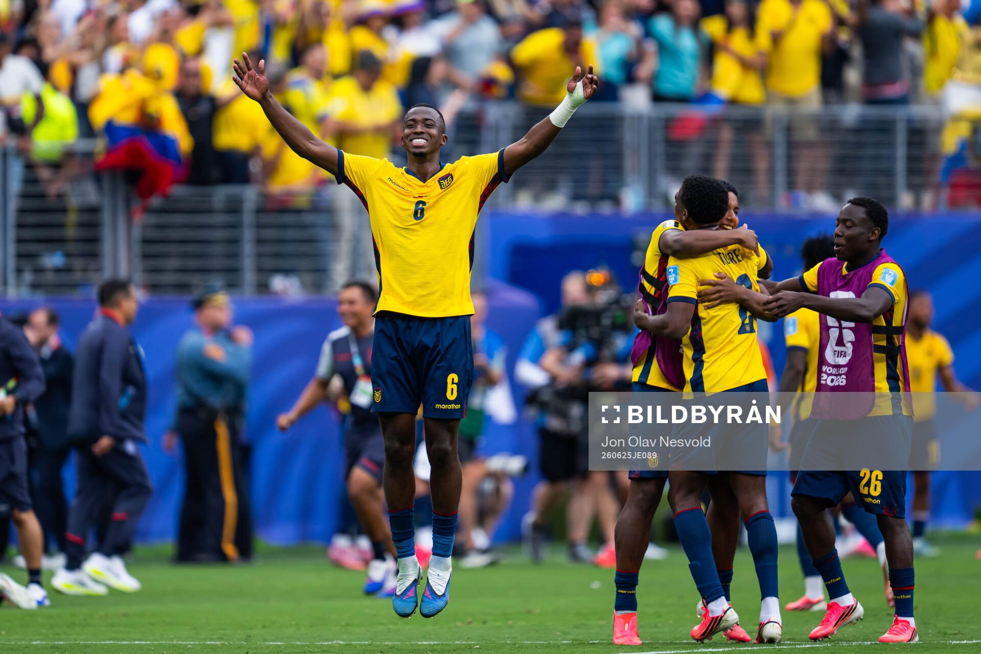 Willian Pacho of Ecuador celebrates