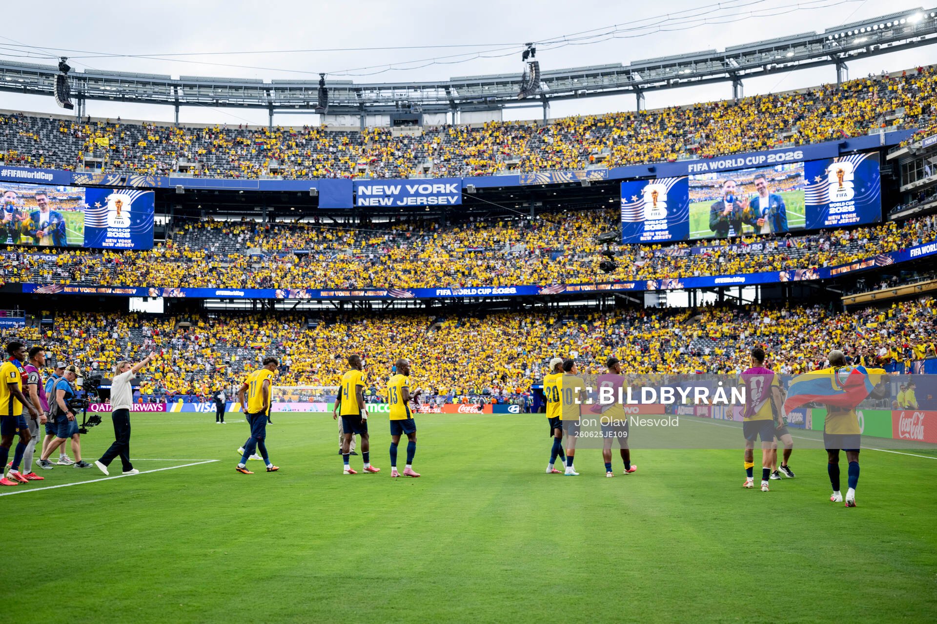 Players of Ecuador celebrate