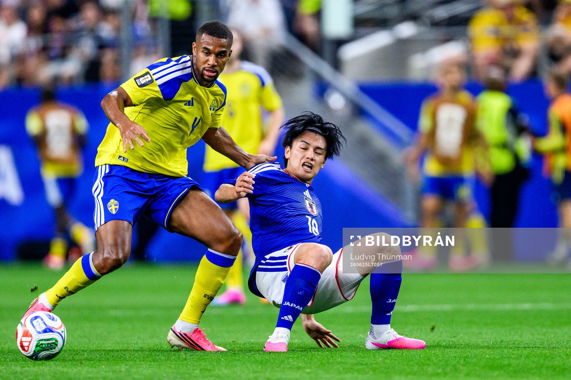 Isak Hien of Sweden and Ayase Ueda of Japan